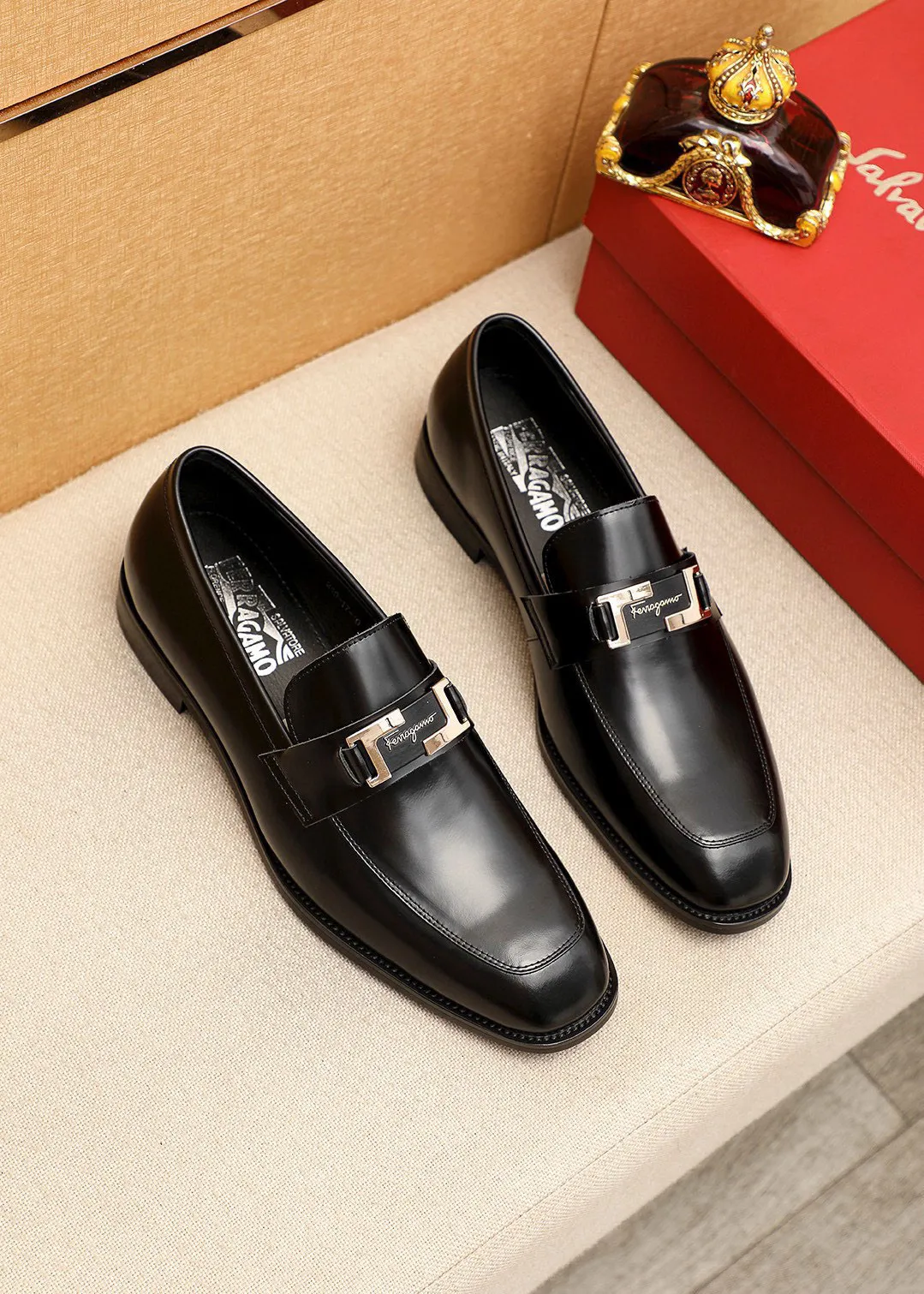 Men's shoes💰460💰 Product trademark: Ferragamo "Ferragamo" casual leather shoes Regular size: 38-44 (45🉑️customized) Product materials: Selected imported first-layer open-edge beaded cowhide leather upper + luxury hardware buckle, imported water-dyed cowhide leather lining. Strong three-dimensional visual effect, original outsole color: 1⃣️color optional